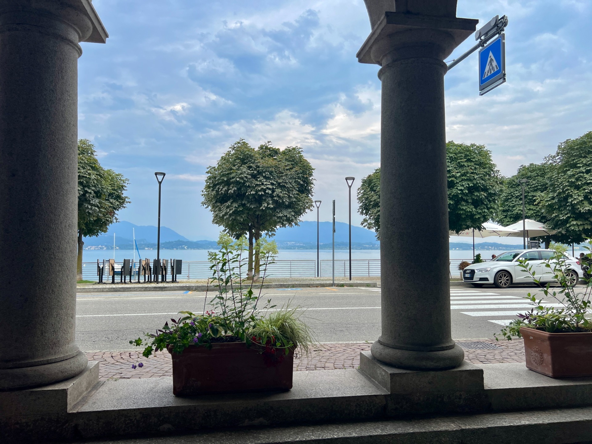 Il Innominato è situato sulle rive del bellissimo Lago Maggiore, in Italia